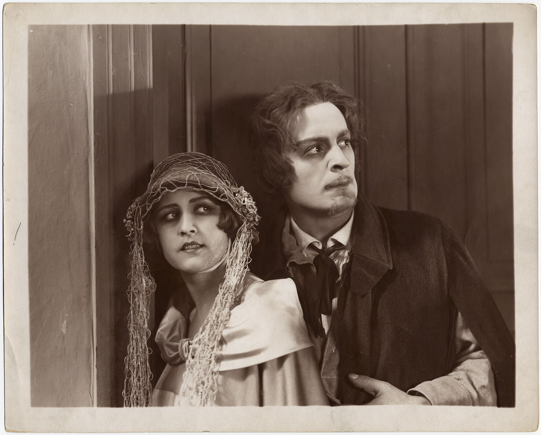 Jurijs Jurovskis kopā ar aktrisi Kseniju Desni filmā "Melnā pantera" // Foto no RTMM arhīva, inv.nr. 172543.